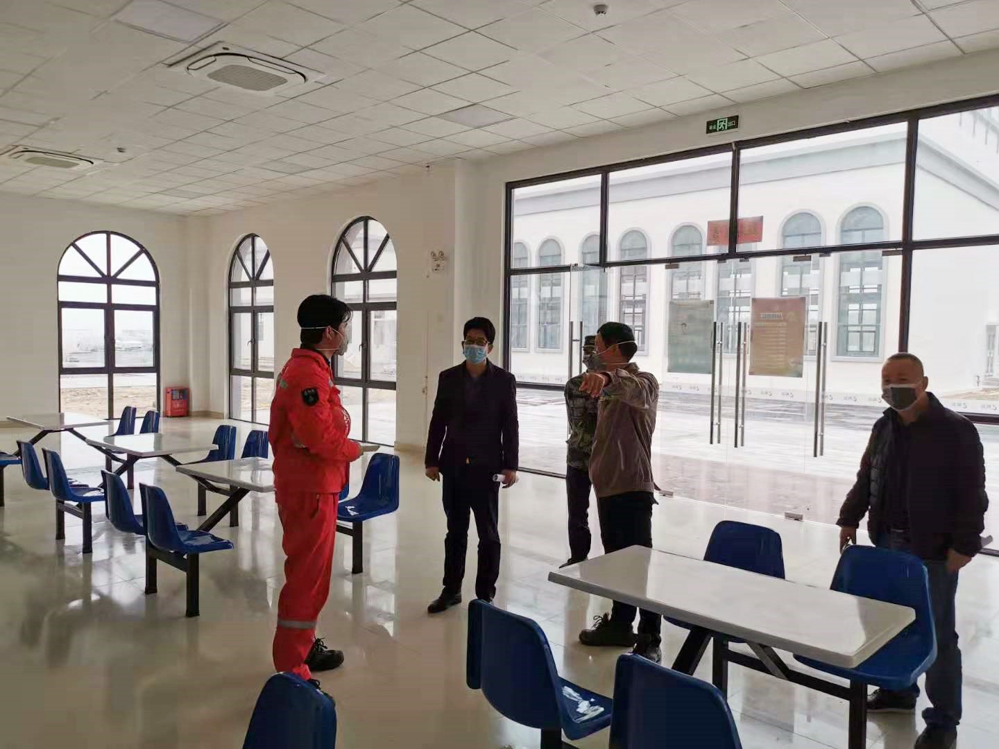 2、鎮(zhèn)長梁志偉指導企業(yè)復工復產(chǎn)工作.jpg