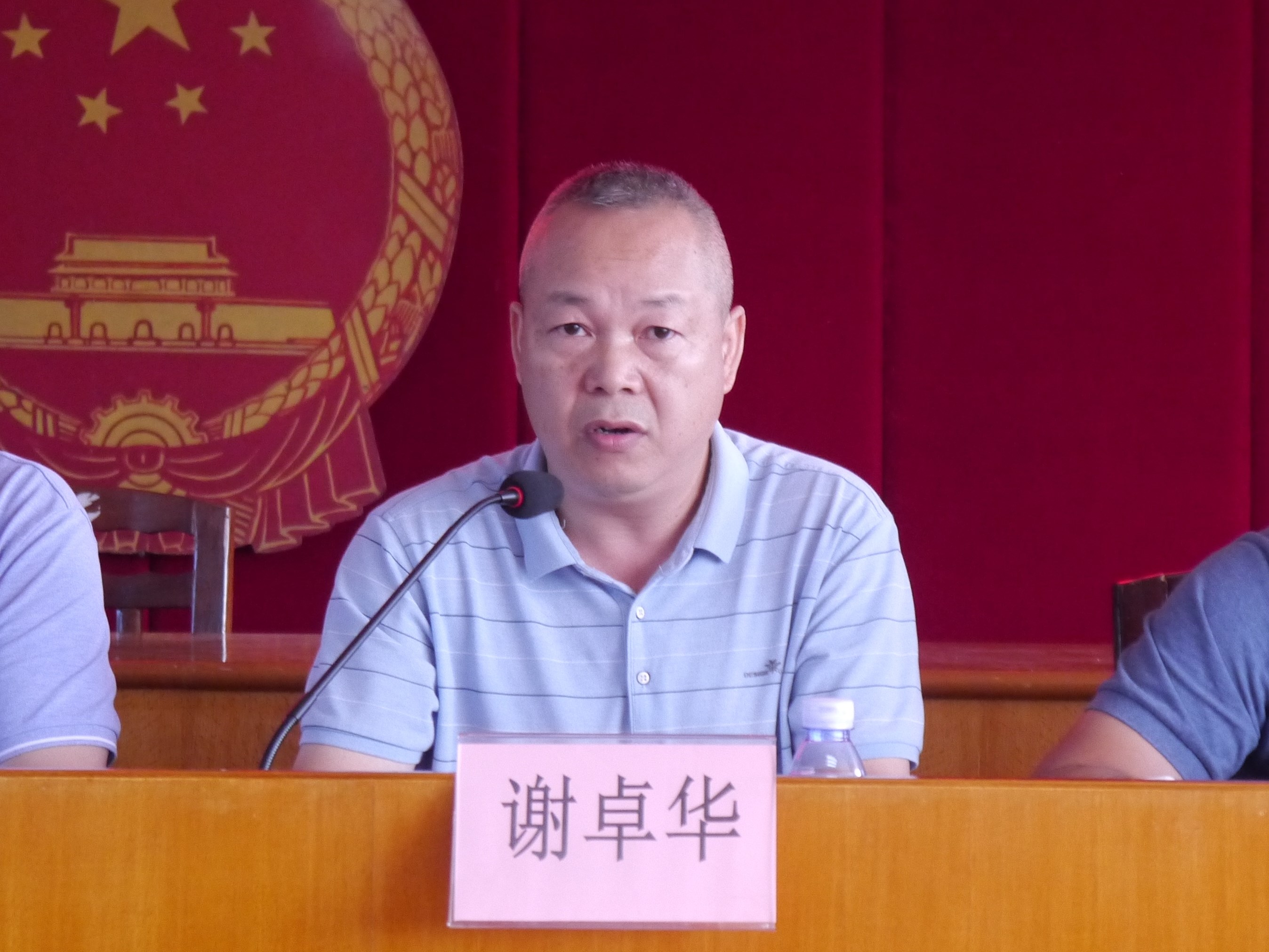 鎮(zhèn)黨委委員、副鎮(zhèn)長(zhǎng)謝卓華部署創(chuàng)文工作.jpg