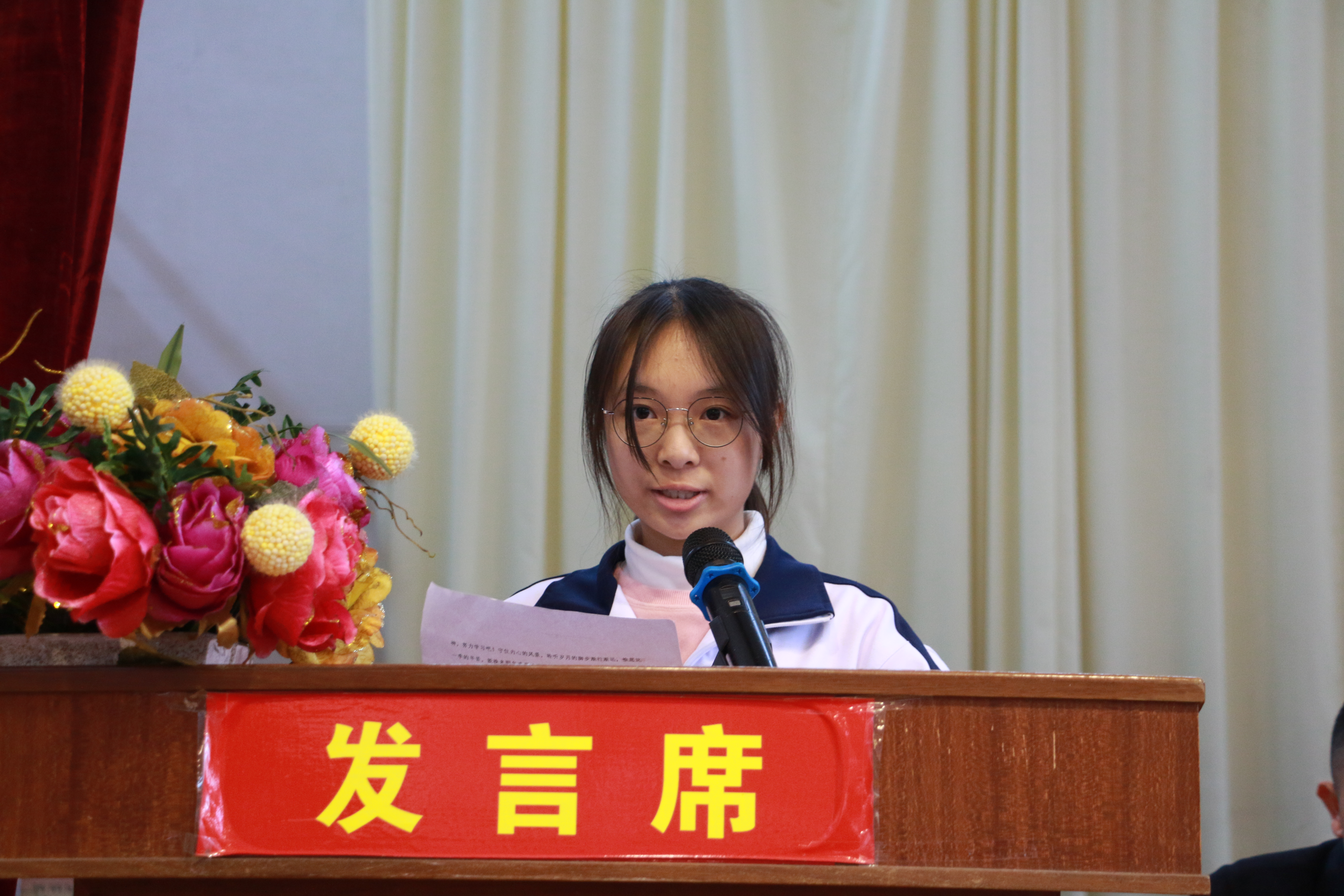 12、獲獎學生代表嚴綺楠講話.JPG