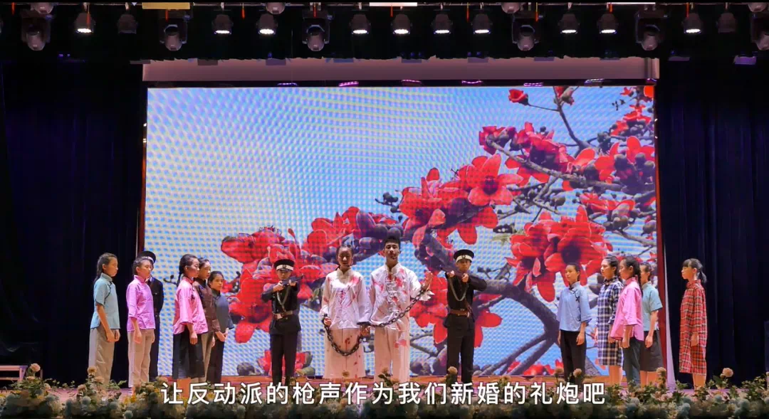 12  5月21日，為慶祝建黨100周年，開平市金山中學(xué)共青團(tuán)員、少先隊員在體育館上演舞臺劇《烈骨忠魂木棉情》，謳歌僑鄉(xiāng)英雄周文雍和陳鐵軍的革命故事。1.png