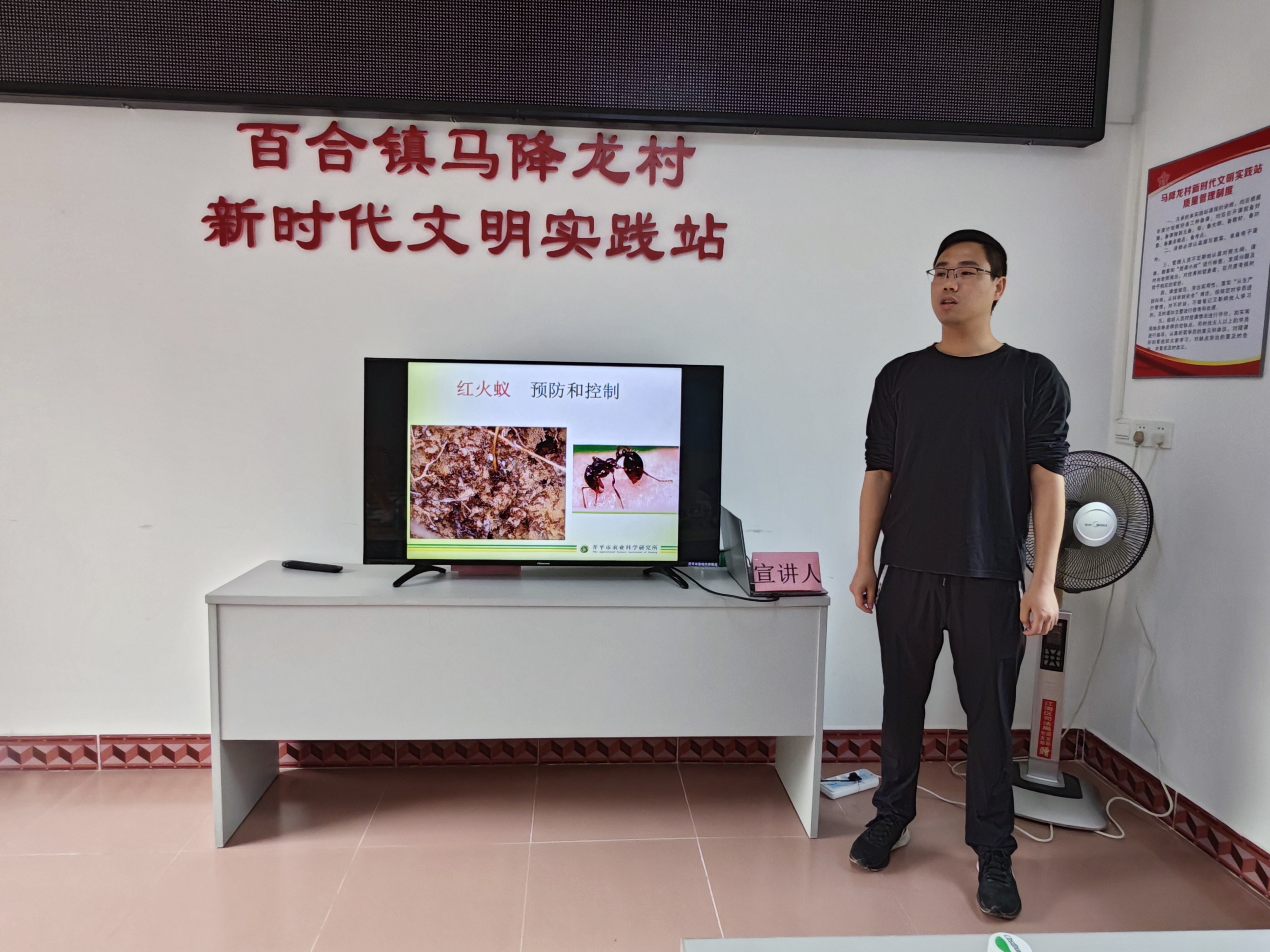 （圖片資料）Ⅱ-2-2)-②2022年11月22日開平市農(nóng)業(yè)農(nóng)村局在百合鎮(zhèn)馬降龍村開展學(xué)習(xí)農(nóng)業(yè)技術(shù)宣傳 共展振興夢想“聽黨話、感黨恩、跟黨走”主體教育活動（2）.jpg