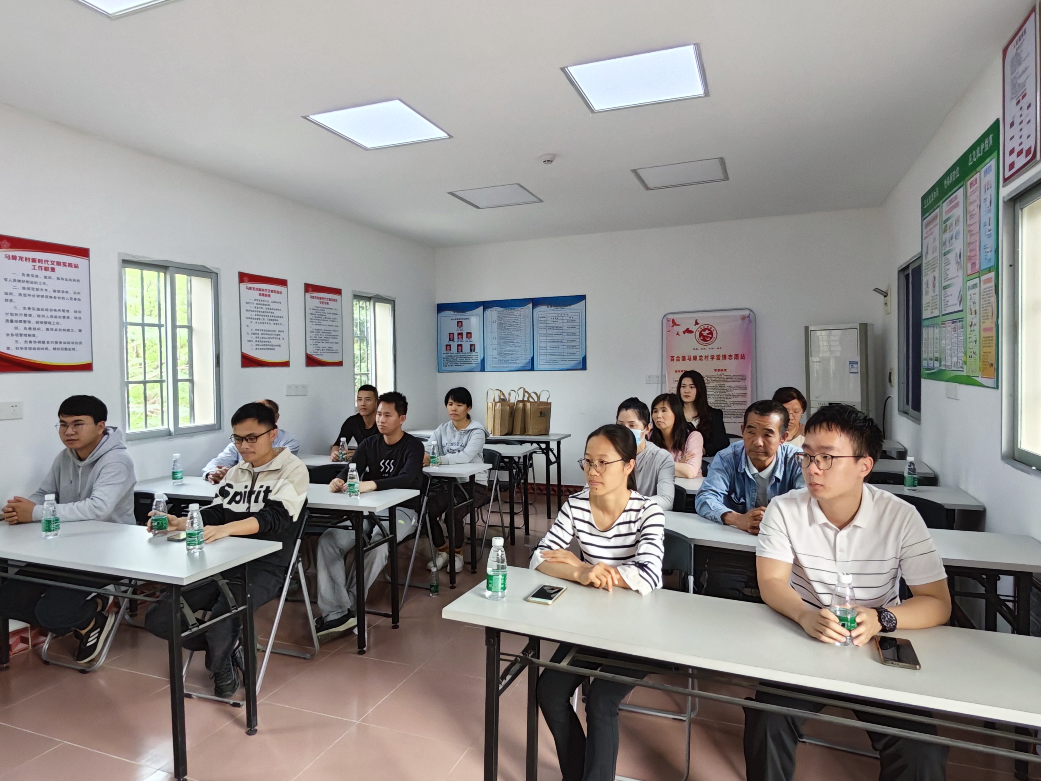 （圖片資料）Ⅱ-2-2)-②2022年11月22日開平市農(nóng)業(yè)農(nóng)村局在百合鎮(zhèn)馬降龍村開展學(xué)習(xí)農(nóng)業(yè)技術(shù)宣傳 共展振興夢想“聽黨話、感黨恩、跟黨走”主體教育活動（3）.jpg