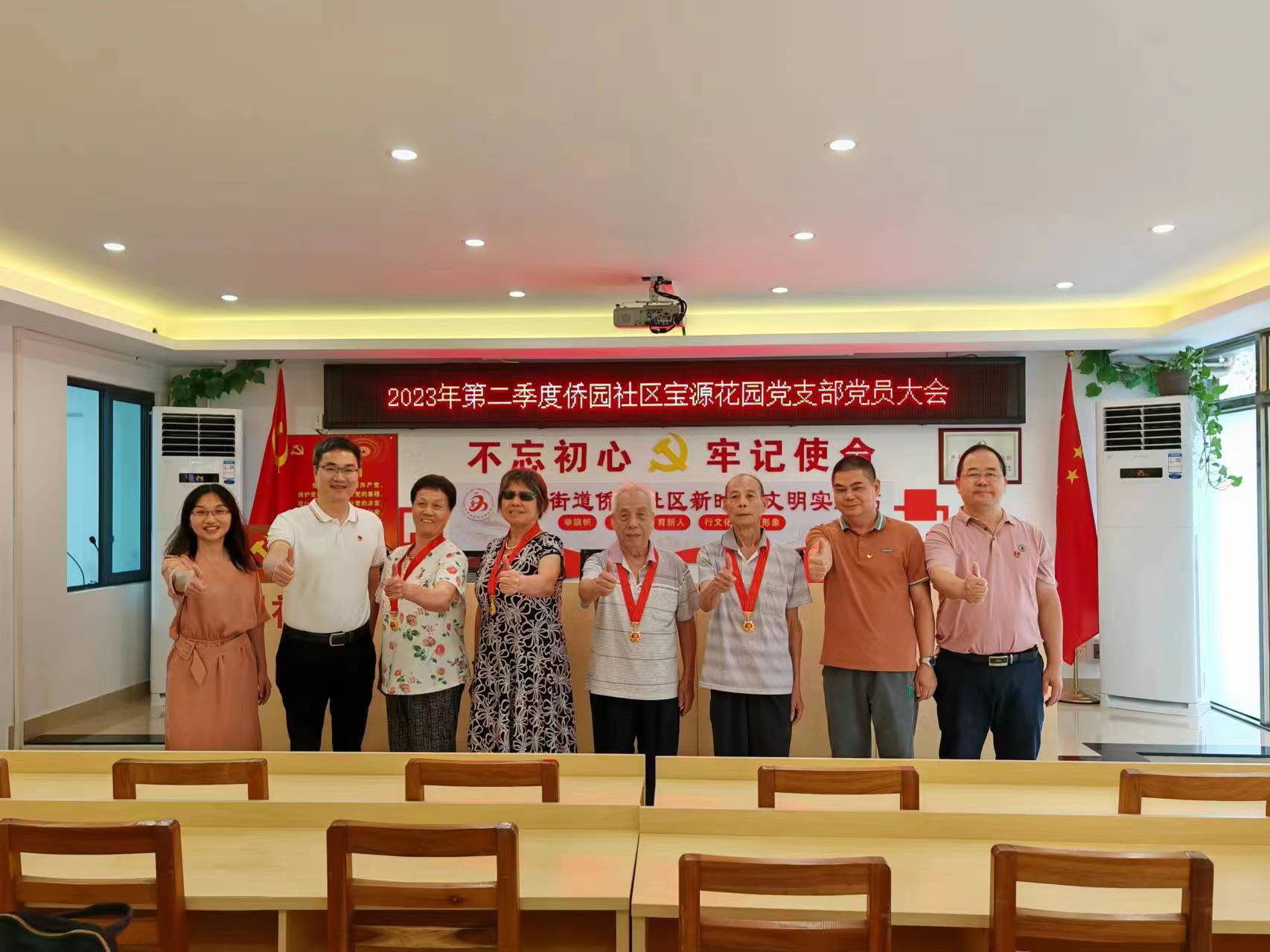 周主任、梁黨委和駐村團隊到僑園社區(qū)慰問老黨員，并在僑園社區(qū)為50年黨齡黨員頒發(fā).jpg