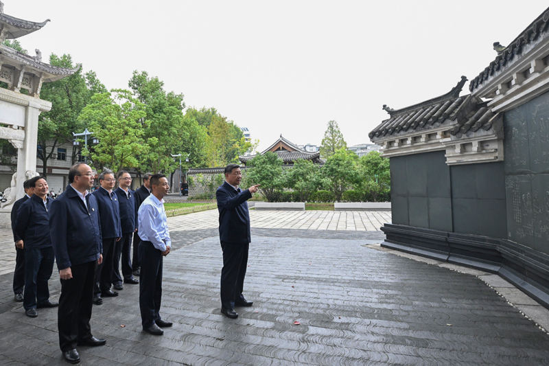 10月17日至18日，中共中央總書記、國家主席、中央軍委主席習近平在安徽考察。這是17日下午，習近平在安慶桐城市六尺巷考察。