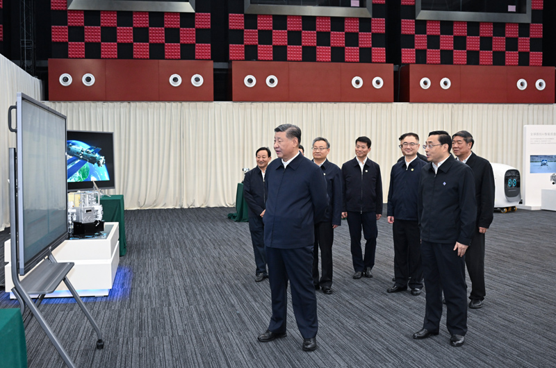 10月17日至18日，中共中央總書記、國家主席、中央軍委主席習近平在安徽考察。這是17日下午，習近平在合肥濱湖科學城察看安徽省重大科技創(chuàng)新成果集中展示。