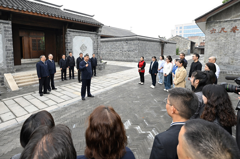 10月17日至18日，中共中央總書記、國家主席、中央軍委主席習近平在安徽考察。這是17日下午，習近平在安慶桐城市六尺巷考察時，同當?shù)鼐用窈陀慰陀H切交流。
