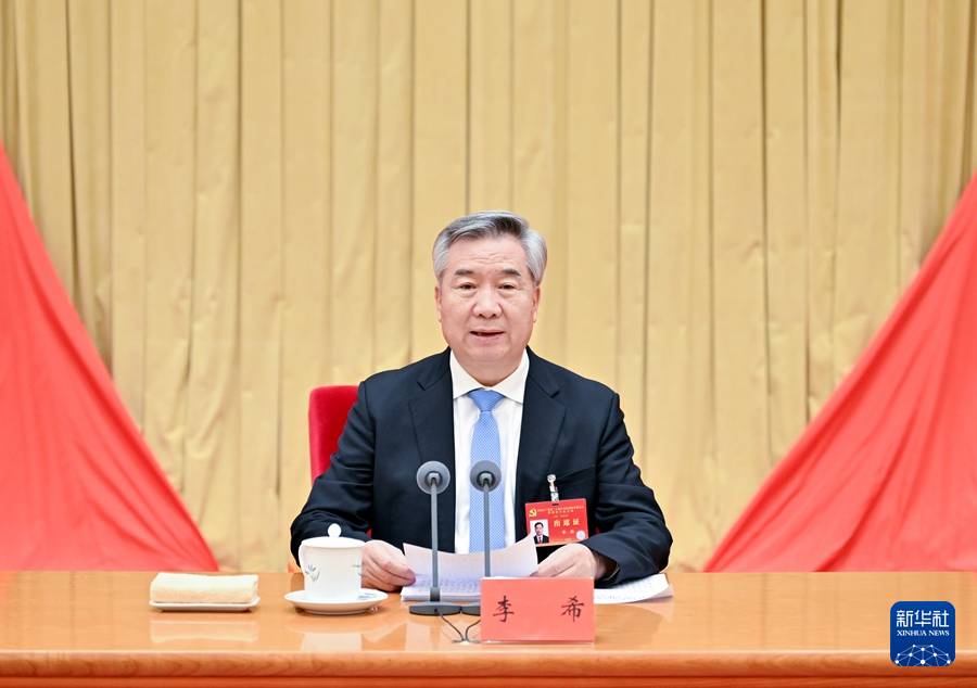 ??1月6日，中國(guó)共產(chǎn)黨第二十屆中央紀(jì)律檢查委員會(huì)第四次全體會(huì)議在北京開(kāi)幕。中共中央政治局常委、中央紀(jì)律檢查委員會(huì)書(shū)記李希代表中央紀(jì)律檢查委員會(huì)常務(wù)委員會(huì)作題為《深入推進(jìn)黨風(fēng)廉政建設(shè)和反腐敗斗爭(zhēng)，以全面從嚴(yán)治黨新成效為推進(jìn)中國(guó)式現(xiàn)代化提供堅(jiān)強(qiáng)保障》的工作報(bào)告。