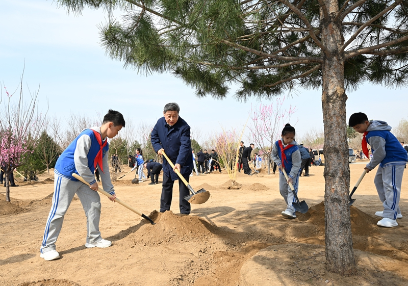 習近平在參加首都義務植樹活動時強調(diào)：匯聚共建美麗中國磅礴力量 讓祖國大地更加綠意盎然生機勃發(fā)