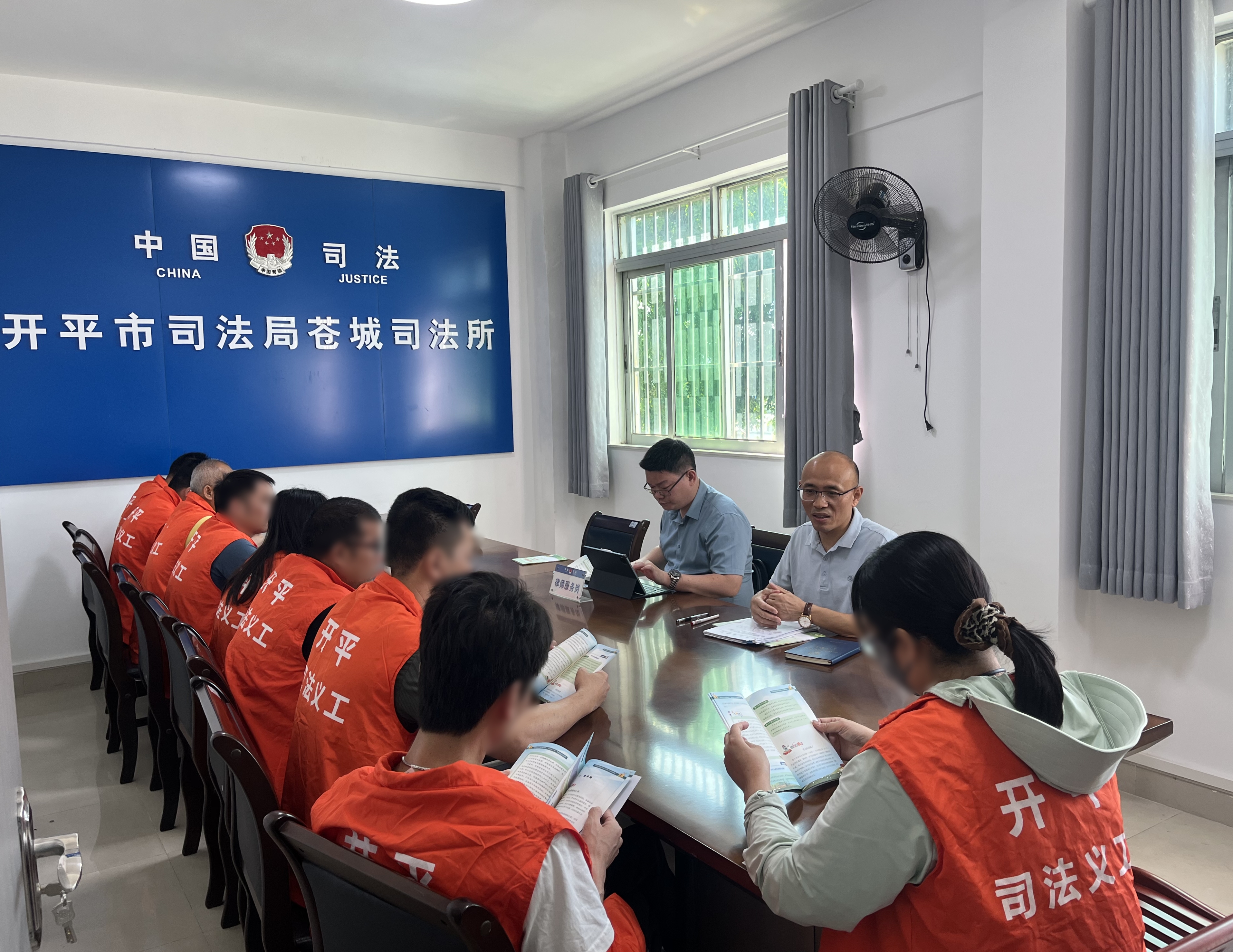 6.開平市司法局蒼城司法所組織駐村法律顧問向社區(qū)矯正對(duì)象宣講民法典.jpg