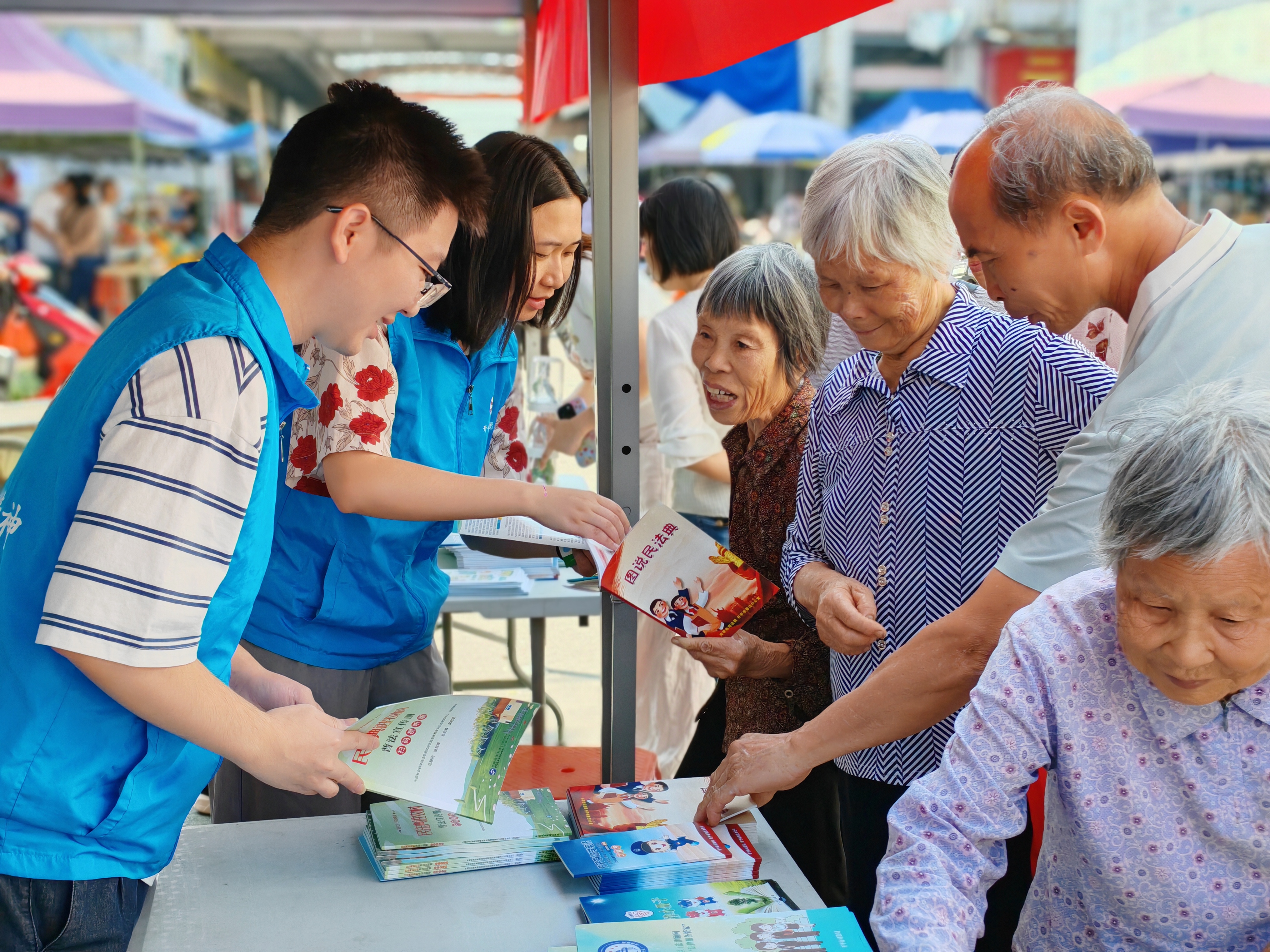 7.開平市司法局馬岡司法所在馬岡市場開展民法典普法宣傳.jpg